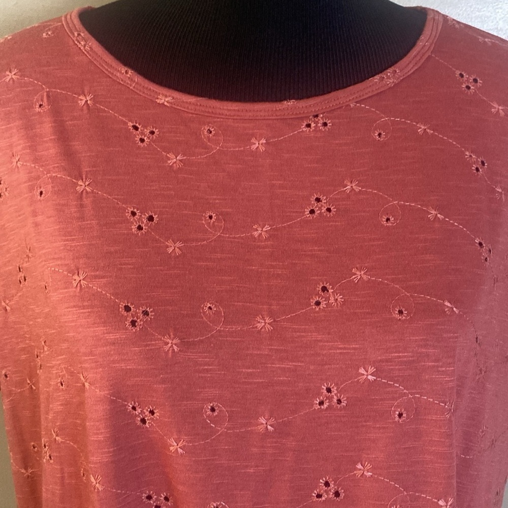 24/7 Maurices Eyelet Knot Hem Tee Sz L NWOT - Picture 2 of 9
